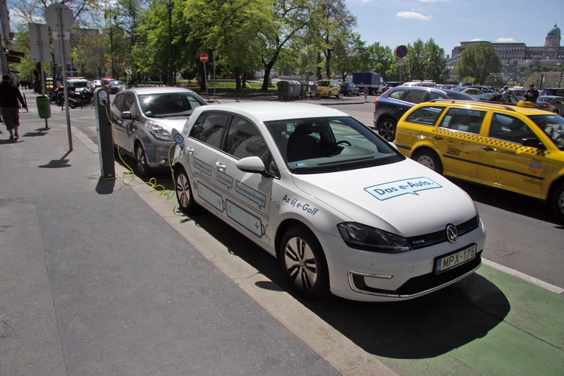 Illustration for article titled The Volkswagen e-Golf Is About As Normal As Electric Cars Can Get